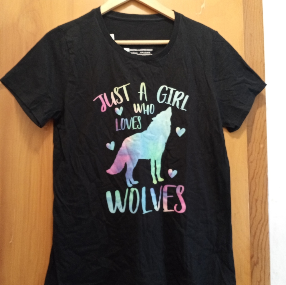Just a Girl Who Loves Wolves Black Short Sleeve Medium T-Shirt NWOT